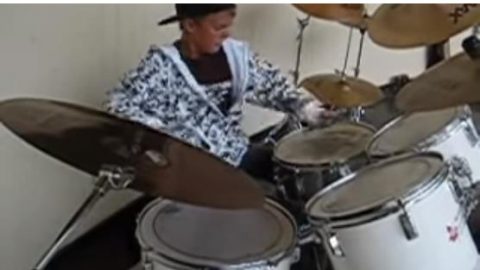 dzhastin-biber-justin-bieber-on-the-drums