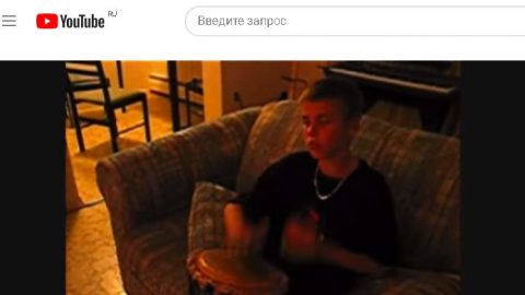 dzhastin-biber-justin-bieber-playing-the-djembe