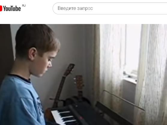 Джастин Бибер - Justin playing Kate's song on the keyboards